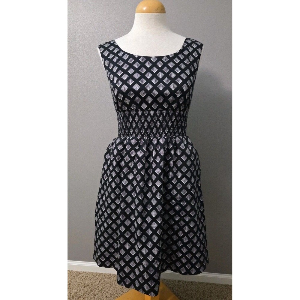 WHBM | Sz 2 | Sleeveless Fit-And Flared Sleeveless Geometric Print Dress Smocked